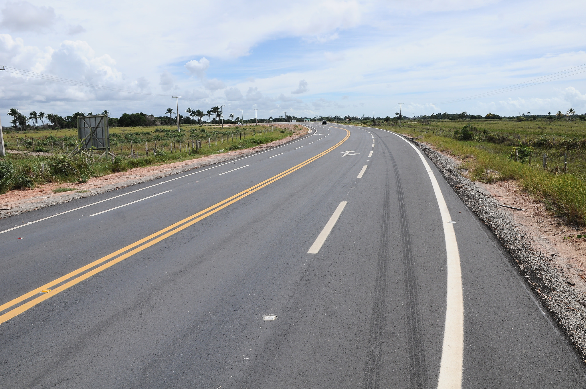 Licenciamento ambiental em faixas de domínio de rodovias e ferrovias Licenciamento ambiental em faixas de domínio de rodovias e ferrovias